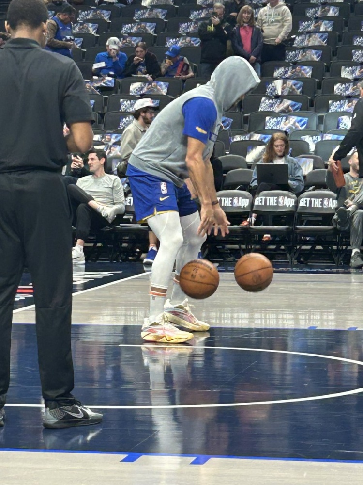 bsport-致敬！库里训练中上脚安踏欧文3代“中国新年”配色球鞋